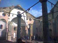 Разрушенная сербская церковь в Косово